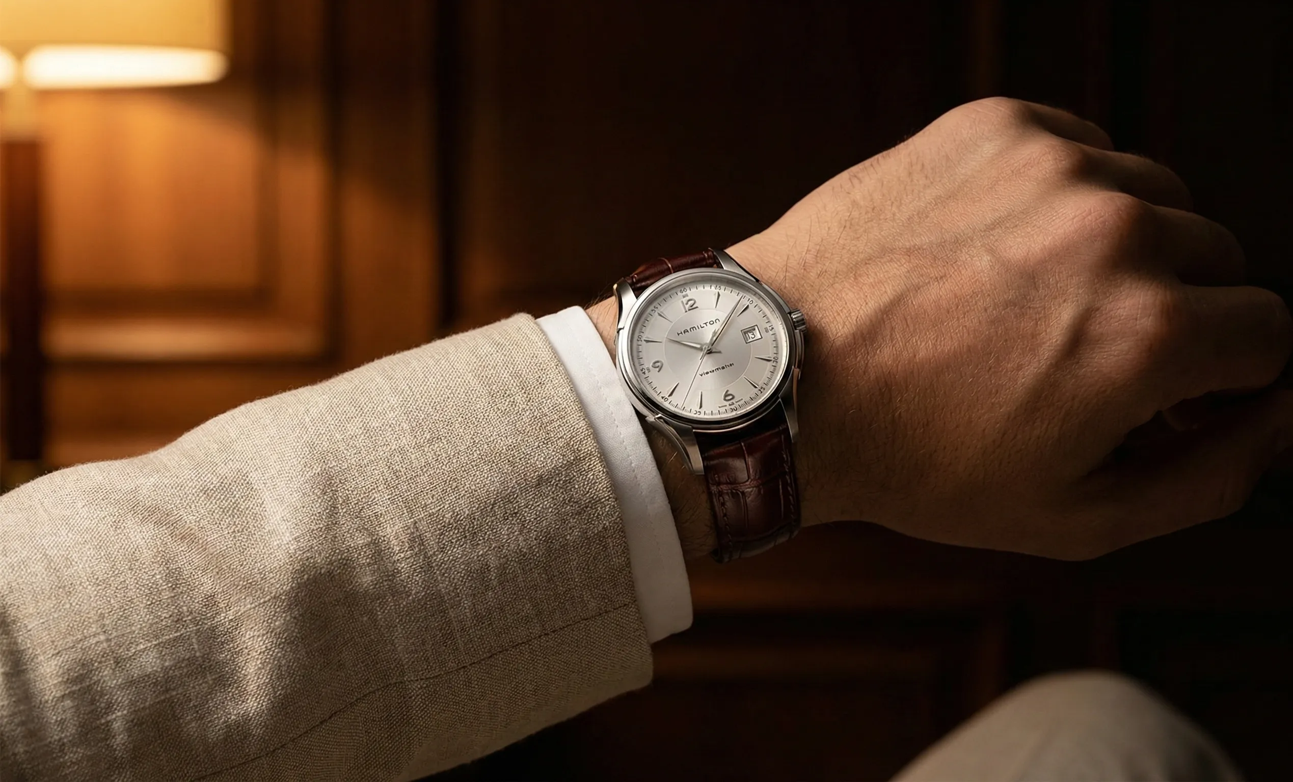 Horloge met bruine leren band bij beige pak