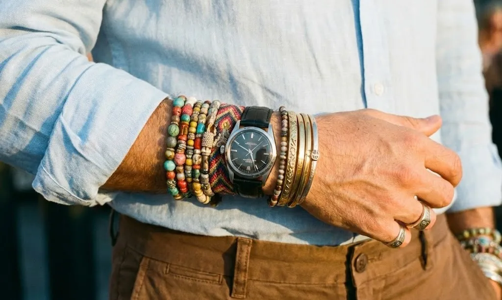 Horloge met veel teveel armbanden