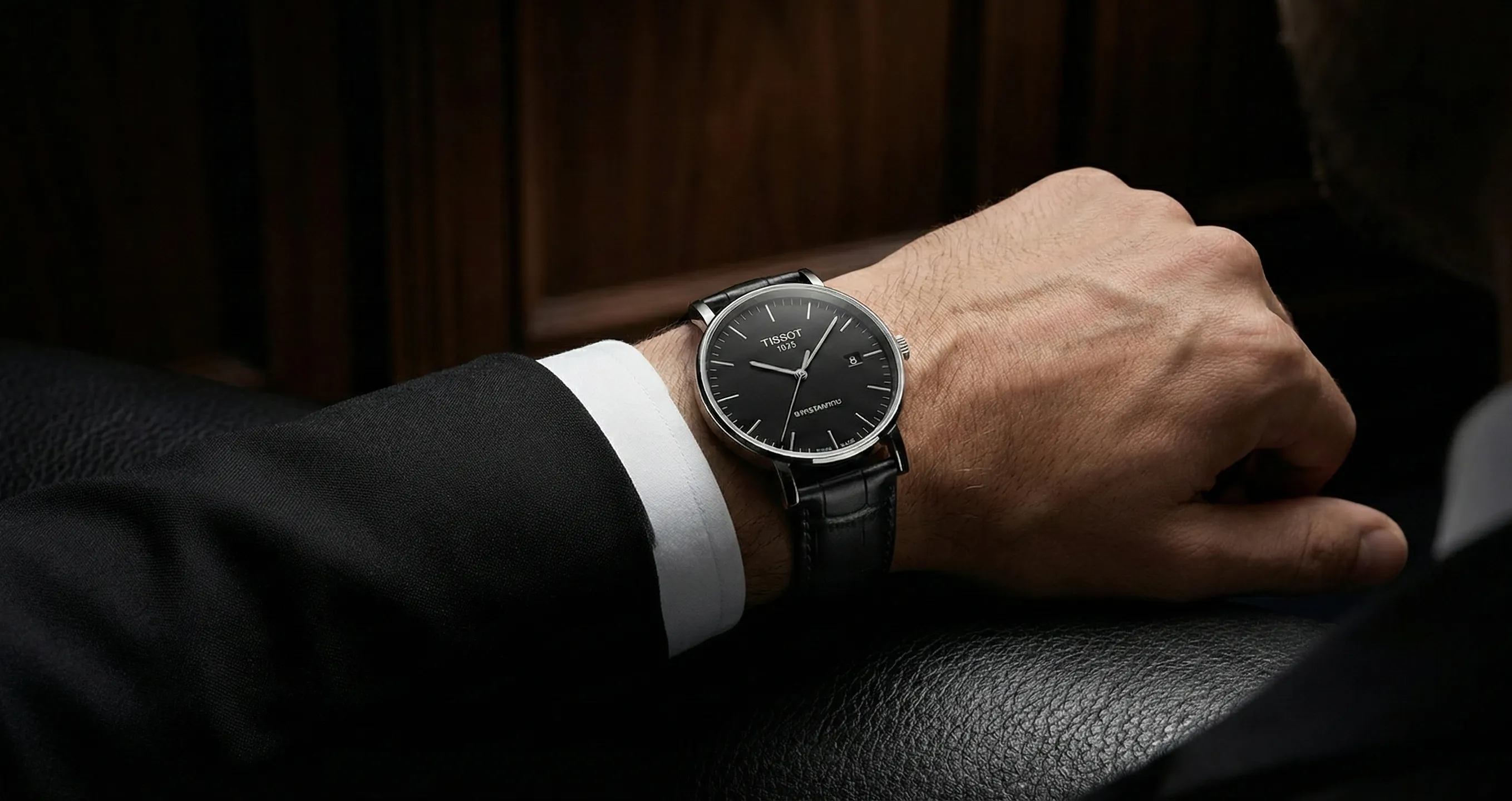 Tissot Everytime bij zwart pak